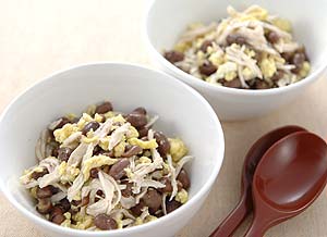 小豆と炒り卵、鶏肉のサラダ
