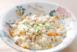 押し麦と鶏肉の牛乳スープ