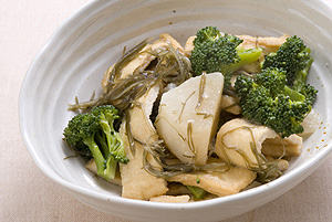 油揚げ・大根・糸昆布・ブロッコリーの煮物