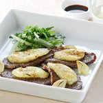 牛肉のたたき風ステーキのバナナ添え