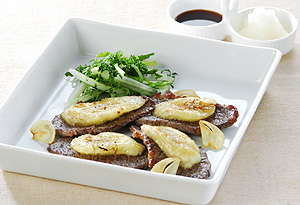 牛肉のたたき風ステーキのバナナ添え