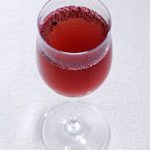 白ワインとドライブルーベリーの炭酸カクテル