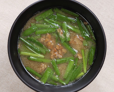 納豆とにらの味噌汁