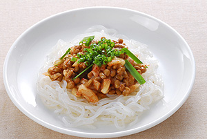 納豆とキムチの白滝サラダ
