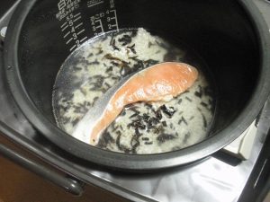 花にら・ヒジキ・紅鮭の炊き込みごはん