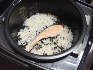 花にら・ヒジキ・紅鮭の炊き込みごはん