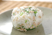 菜の花と鶏ひき肉のおにぎり