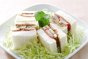 落花生と果物のサンドイッチ