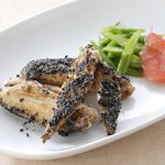 調味浸け鶏手羽先の黒ごまがけ