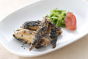 調味浸け鶏手羽先の黒ごまがけ