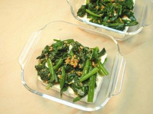 豆腐としょう油麹和えほうれん草のチーズ焼き