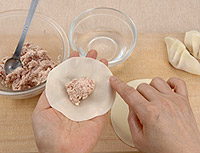 豆腐と落花生入りの豚ひき肉ギョウザスープ