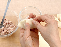 豆腐と落花生入りの豚ひき肉ギョウザスープ