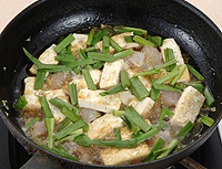 豆腐・エビ・にらの炒めもの