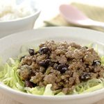 豚ひき肉と黒豆のシャキシャキレタス