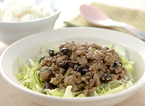 豚ひき肉と黒豆のシャキシャキレタス