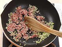 豚ひき肉と黒豆のシャキシャキレタス