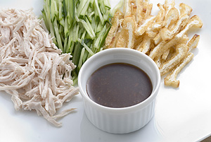 鶏ササミ肉・きゅうり・油揚げの梅じょう油添え