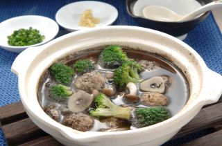 鶏団子のにんにく入りごま味噌鍋