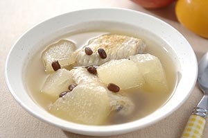鶏手羽先と冬瓜の小豆入りスープ