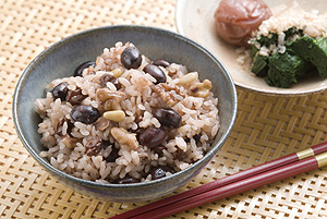 黒豆とナッツ・レーズンの炊き込みごはん