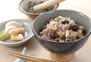 黒豆と落花生の炊き込みごはん